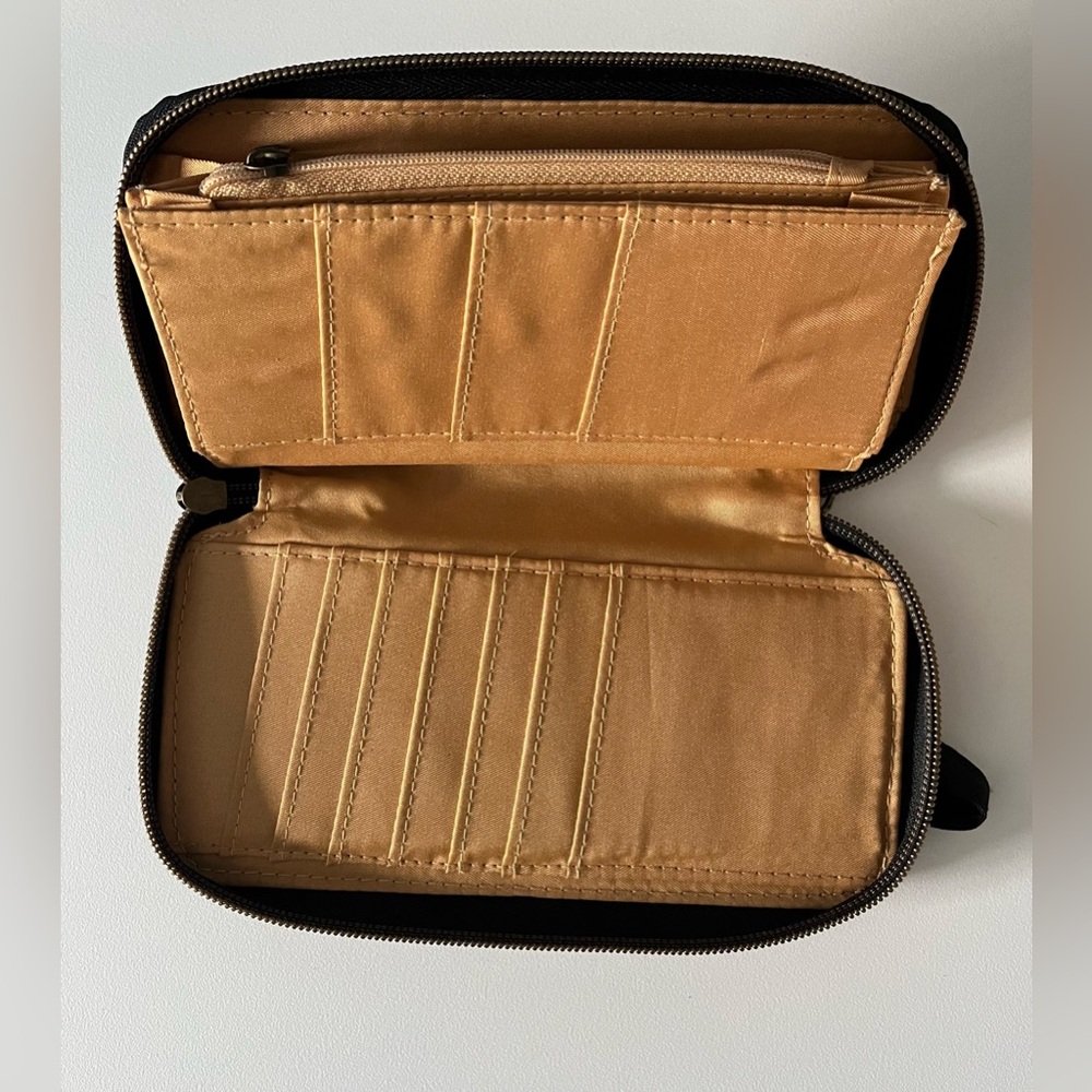 Travelon Single Zip Wallet - Picture 3 of 4